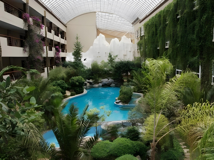 Swimming pool 2, Shangri-La Paradise Hotel, Dêqên Tibetan