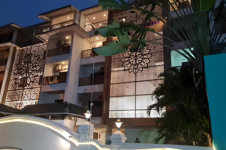Exterior & Views