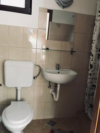 Bathroom, Evelyn Panzio, Corund