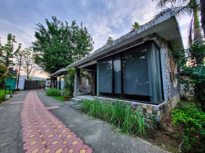 Exterior & Views