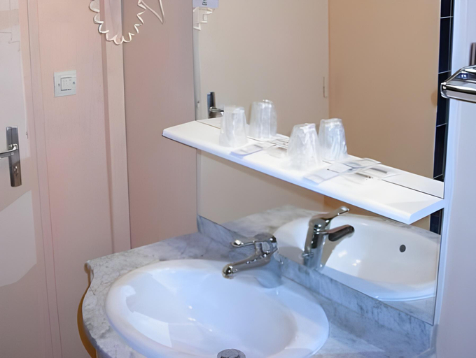 Bathroom 4, Hotel Le Richmont, Hérault