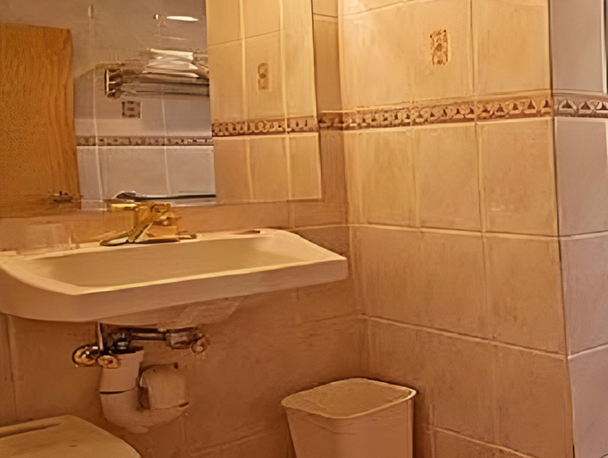 Bathroom 3, Starlight Lodge, Garfield