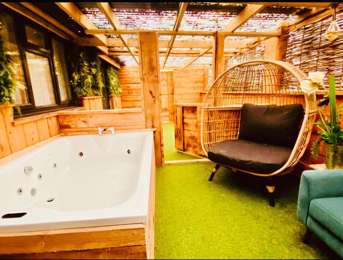 Bathroom 4, Sherwood Castle by Liv Retreats, Nottinghamshire