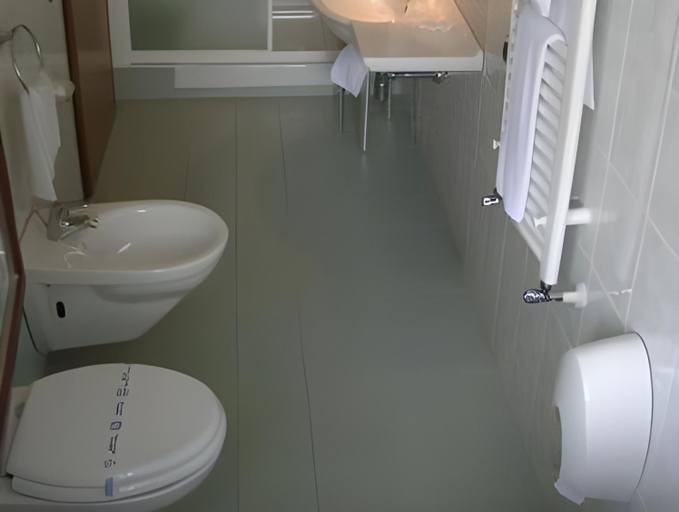 Bathroom 5, Riviera Hotel, Enna
