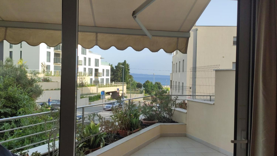 Others 2, A Comfortable apt w Balcony, 4 min Walk to Beach, Split