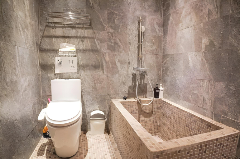 Bathroom 4, Suehirodori Japanese 末廣通二館日和家宅包棟民宿, Tainan