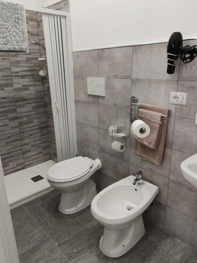 Bathroom 3, Le Sirene, Brindisi