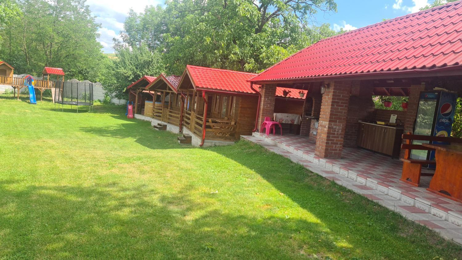Others 5, Cabanutele din Lemn, Pietroasa