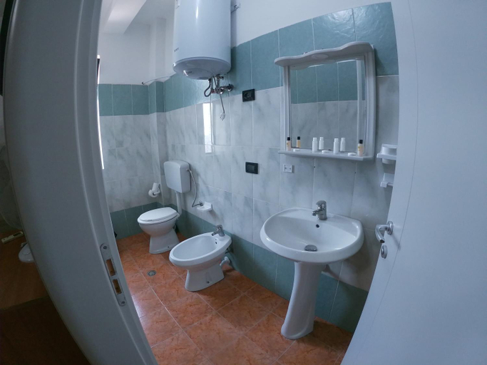 Bathroom 2, Hotel Bolonja, Lezhës