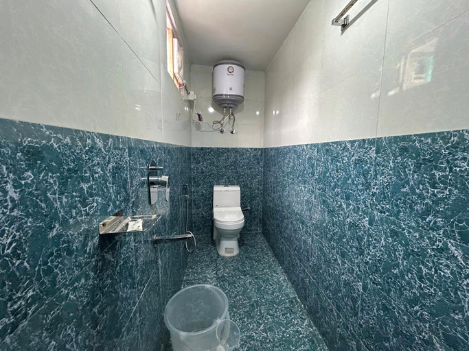 Bathroom 2, WanderCrew, Kullu
