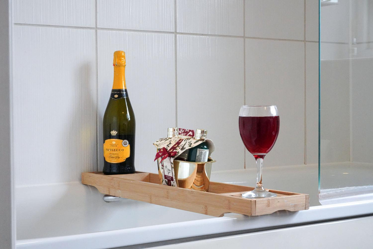 Food & Drinks 4, Broughton House with Parking, Garden & Smart TV, Milton Keynes