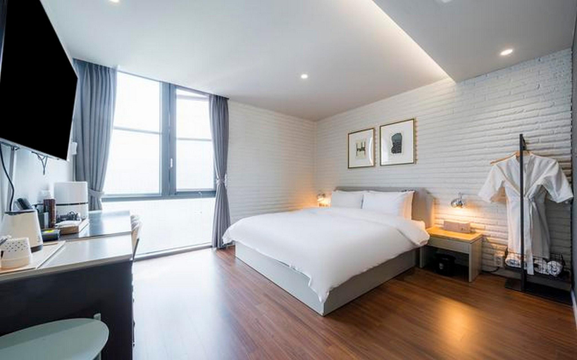 Bedroom 4, Busan Sajik Baseball Field Brown Dot, Buk