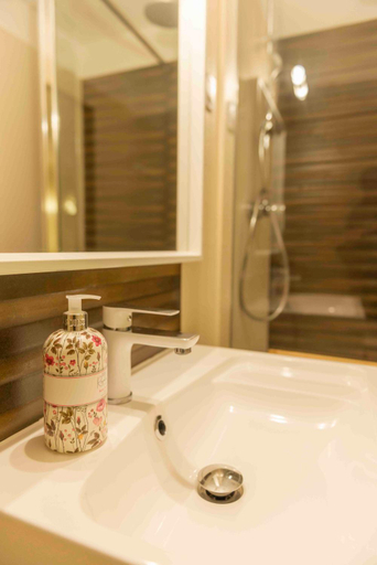 Bathroom 3, Autour d'une Toile, Aude