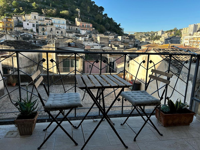 Others 2, La Clementina, Ragusa