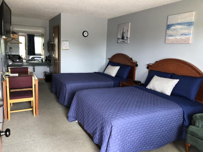 Bedroom 1, EdgeOfTheWoodsMotel, Juneau