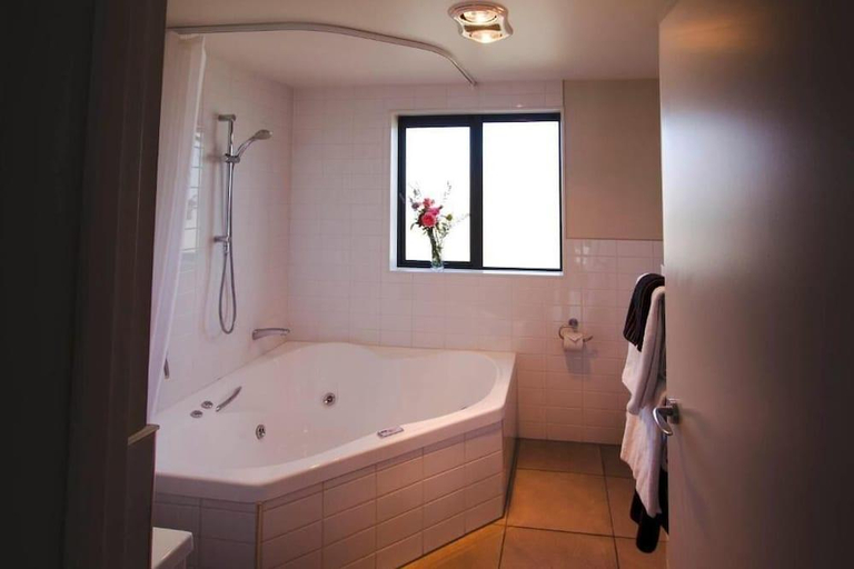 Bathroom 3, Avenue Motel, Central Otago