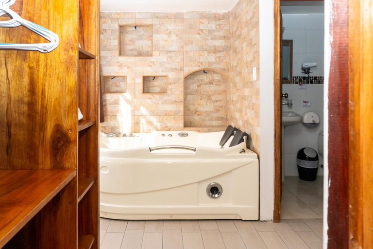 Bathroom 4, Hotel De Mi Pueblo, Baños