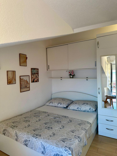Bedroom 2, Sara Apartments, Makarska