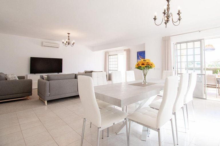 Shared lounge/TV area 5, Casa Filipa Full house - Spacious Villa with Private Pool & Jacuzzi, Lagoa