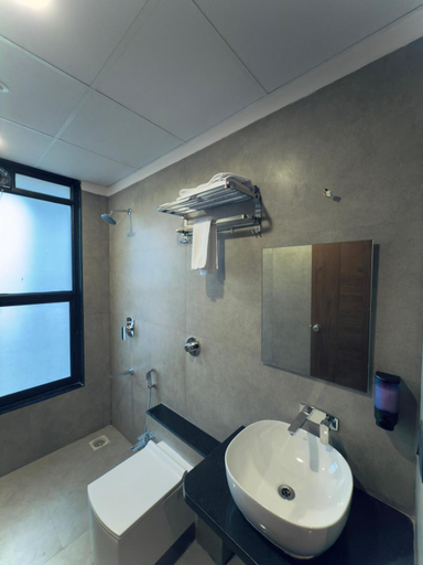 Bathroom 5, Hotel The Container, Kolhapur