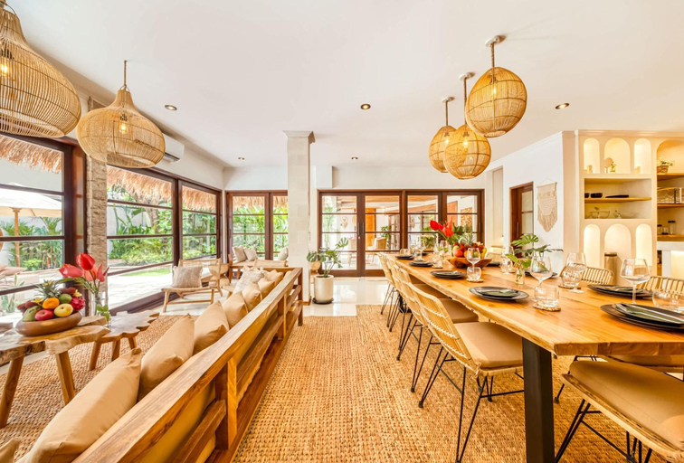 Food & Drinks 5, Villa Aurora (6 BDR), big Pool, Garden, near Beach, Badung
