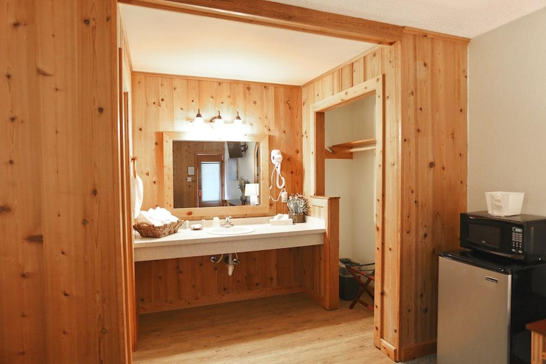 Bathroom 3, Cape Pines Motel, Dare