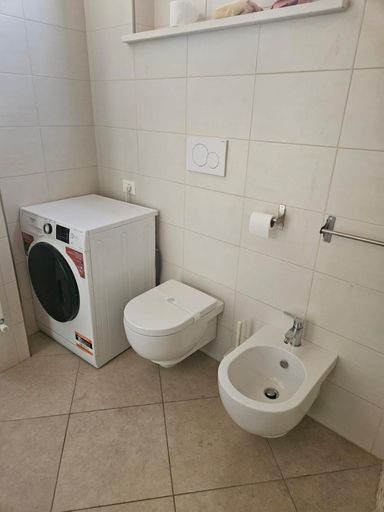 Bathroom 2, Sotto La Torre, L'Aquila