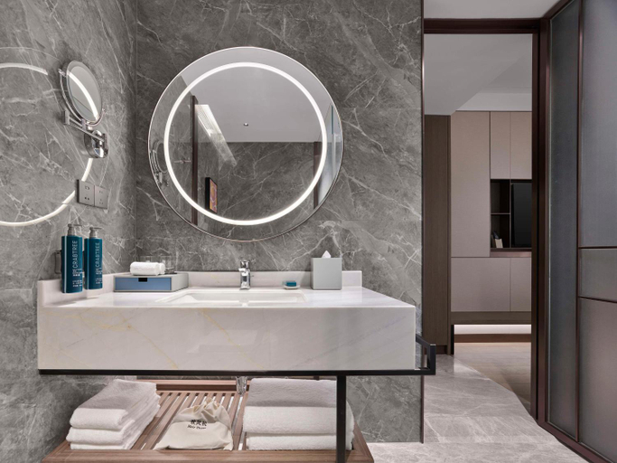 Bathroom 5, DoubleTree by Hilton Yantai Golden Coast Hotel & Suites, Yantai