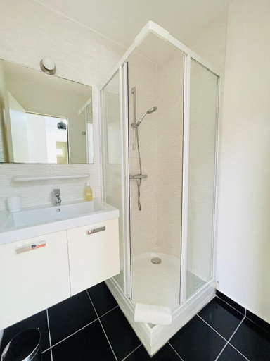 Bathroom 4, Le Domaine de la Montagnette, Gironde
