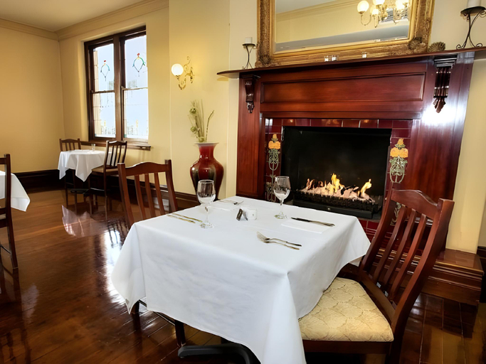 Food & Drinks 5, Palais Royale, Blue Mountains
