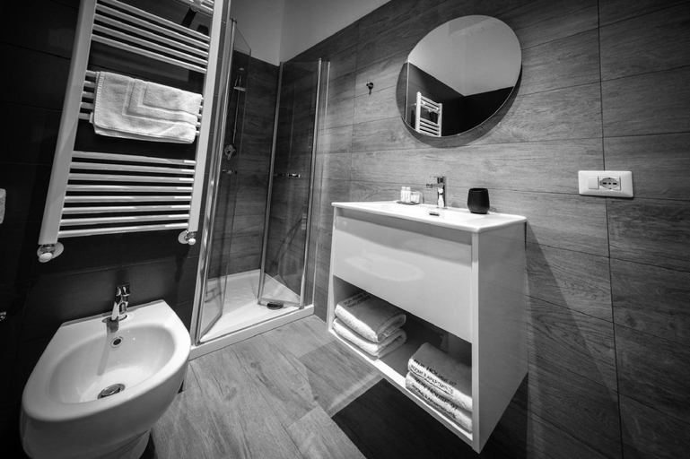 Bathroom 3, Run House 07 Rooms & Apartments, Bari