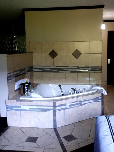 Bathroom 3, Causeway Bay Hotel, East Kootenay