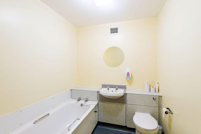 Bathroom 4, Pollock Halls - Edinburgh First - Campus Accommodation, Edinburgh