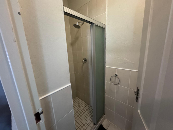 Bathroom 4, The Mon