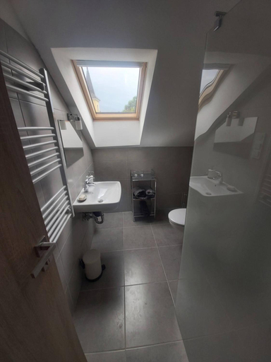 Bathroom 2, Kalman Kertje Panzio es Rendezvenyhaz, Rétság