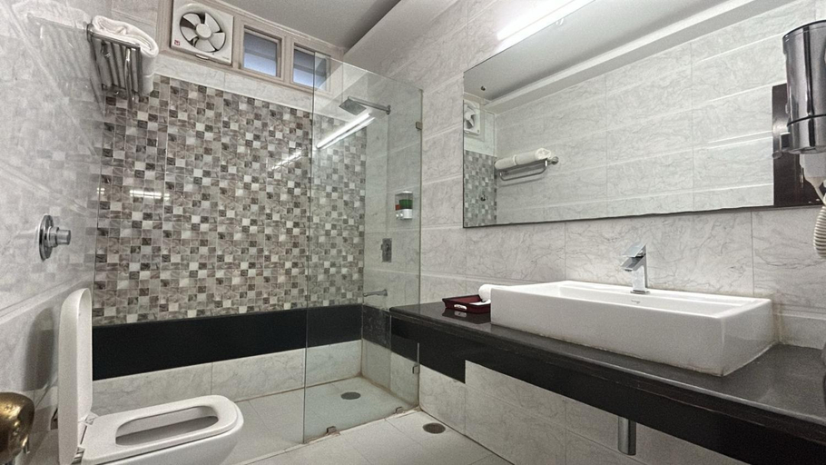Bathroom 4, Tivoli Heritage Palace, Rewari