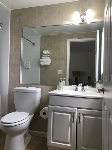 Bathroom 5, Nightshade Inn & Gardens, Onondaga
