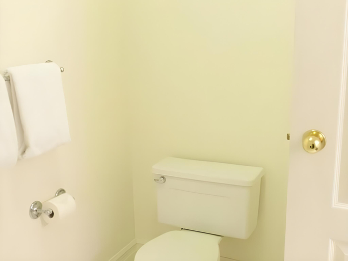 Bathroom 3, South Thompson Inn, Thompson-Nicola