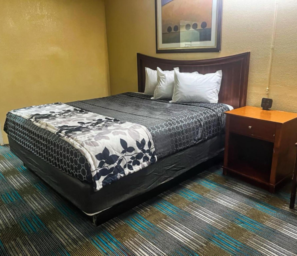 Bedroom 2, Executive Inn Laurel, Jones