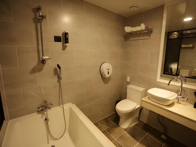 Bathroom 4, Hotel CoCo, Dong