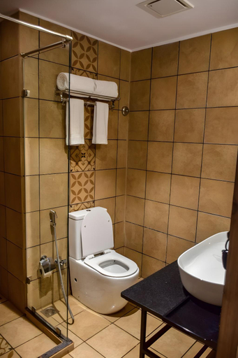 Bathroom 5, The Summer House - AM Hotel Kollection, Hoshangabad