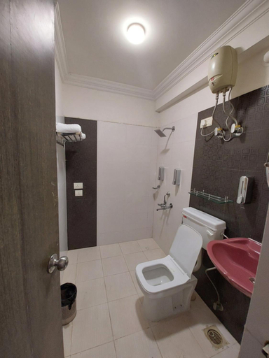Bathroom, Outstay Executive Apartments, Thane