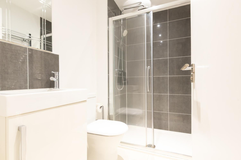 Bathroom 2, 2 Bedroom Apartments By Smart Apartments Short Lets & Serviced Accommodation Apartment Southampton W, Southampton