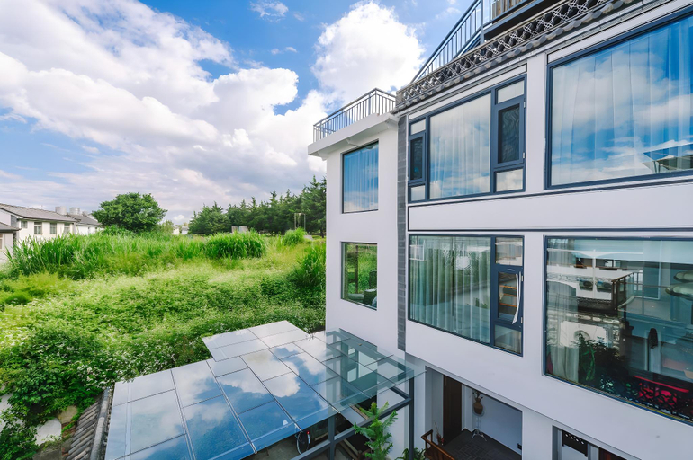 Exterior & Views