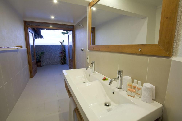 Bathroom 5, Toberua Island Resort, Tailevu