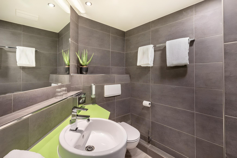 Bathroom 4, Garner Hotel STUHR - BREMEN A1 by IHG, Diepholz