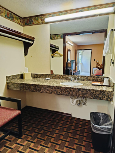 Bathroom 5, Hotel O Victorian Inn Athens TX, Henderson