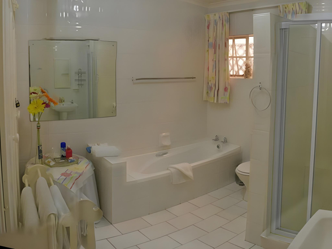Bathroom 3, Brevisbrook Bed And Breakfast, Umgungundlovu