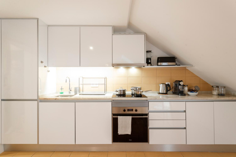 Others 5, Suite in Cozy Apartment in Chiado in Shared House, Lisbon