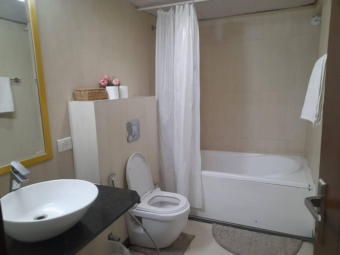 Bathroom 4, Luxurious Gurugram Apartment for Rent - Entire House With City & Garden Views, Gurgaon